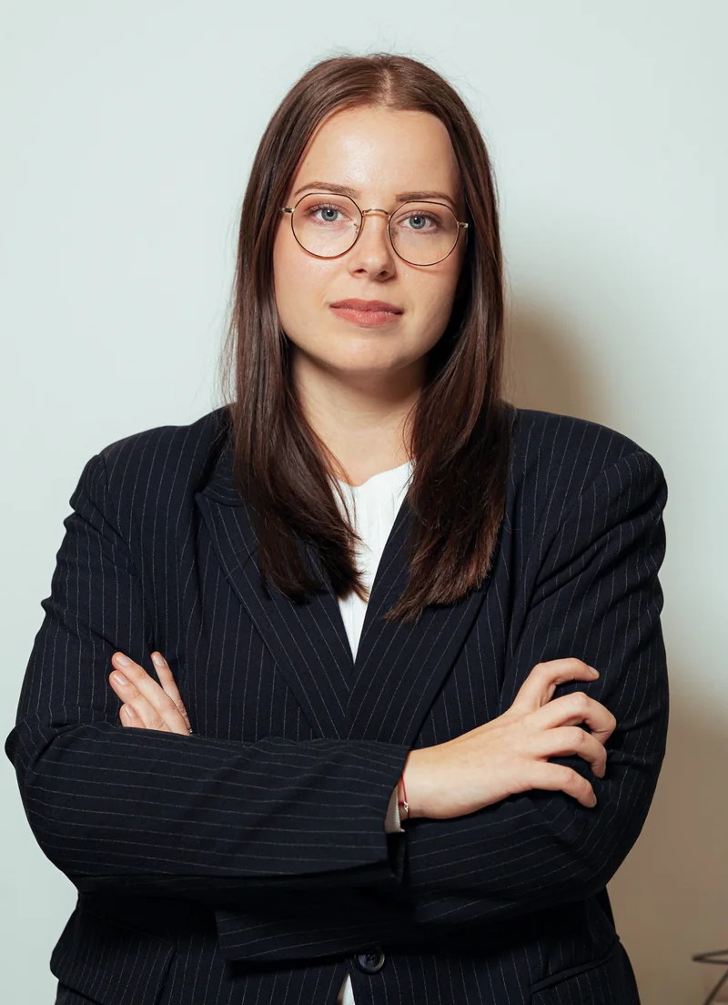 Anđela Čović in glasses, arms crossed